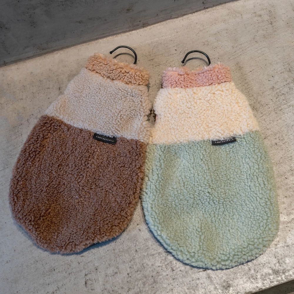 Windproof and thermal fleece cat apparel designed for hairless Sphynx and short-haired cats in winter